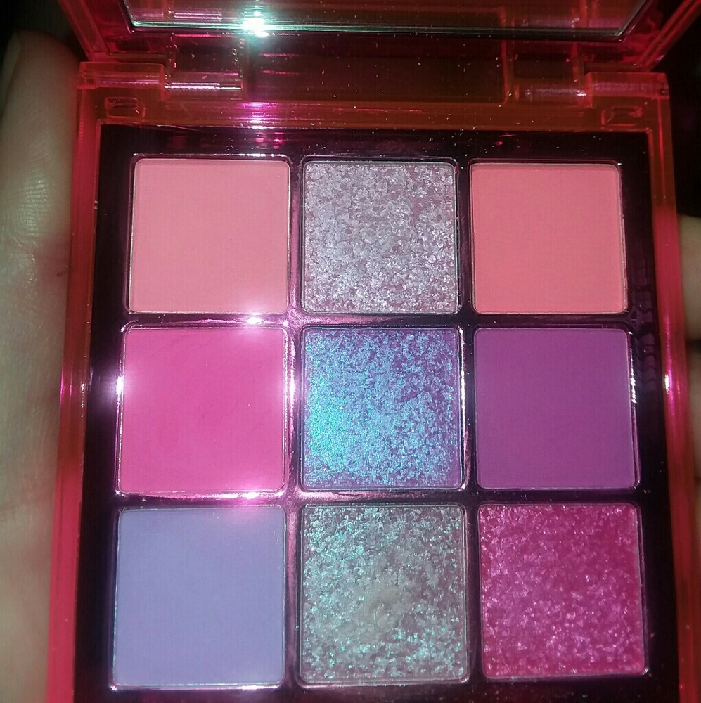 Huda beauty neon eyeshadow palette